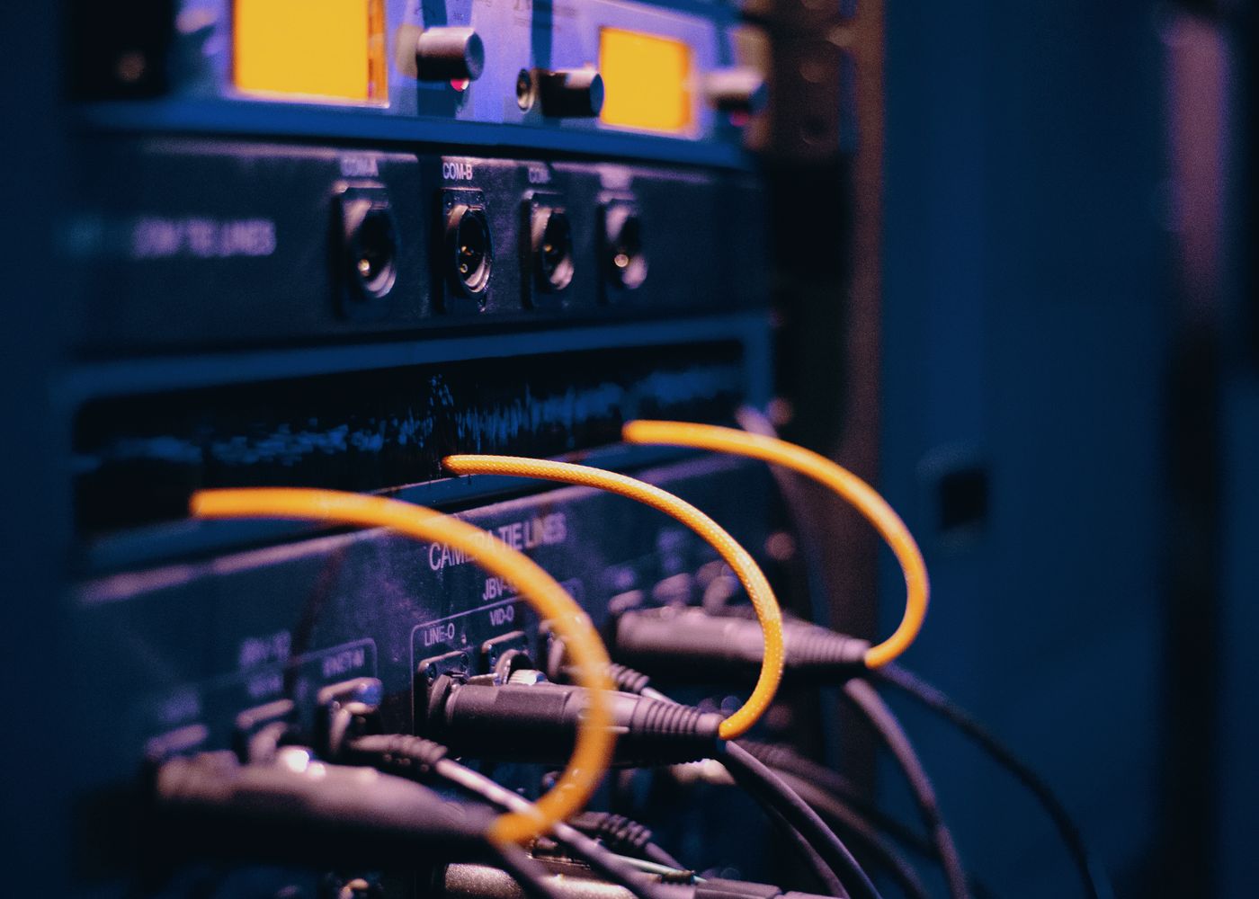 Network cabling connecting systems in a rack